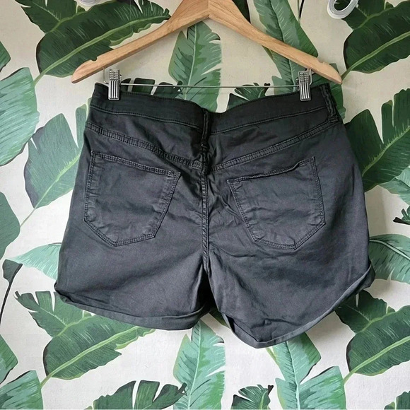 Universal Threads Dark Olive Green Mid Rise Midi Shorts Size 8/29 - Picture 5 of 6